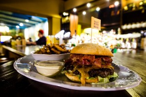 Cheeseburger s hranolky/ salát coleslaw 